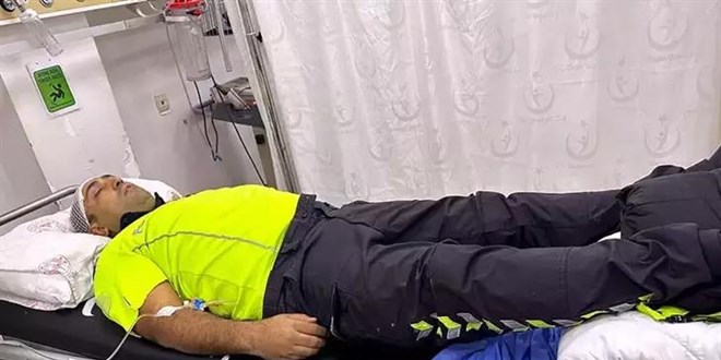 Sürücüsünün 'Dur' ihtarına uymadığı otomobil, trafik polisine çarptı