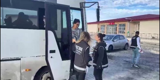 Dilan Polat ağlayarak cezaevine girdi