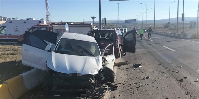 Ağrı'da iki otomobil çarpıştı: 7 yaralı