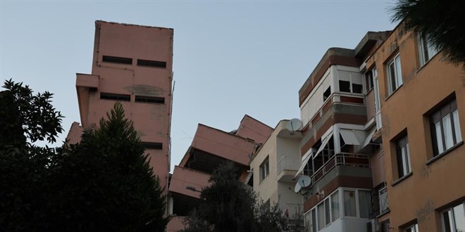 İzmir'de yıkımı yapılan lise yan yattı, 3 apartman boşaltıldı