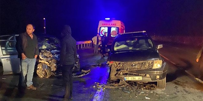 Otomobil ile kamyonetin çarpıştığı kazada 3 kişi öldü, 2 kişi yaralandı