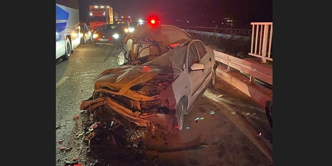Kaza yapan tırlara çarpmamak için şerit değiştiren tır otomobil ile çarpıştı