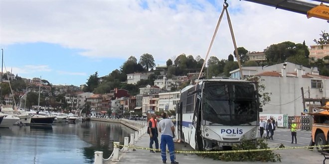 Polisleri taşıyan otobüs denize düşmekten son anda kurtuldu