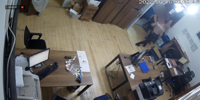 Polis şiddeti yüzünden testislerinden biri alındı