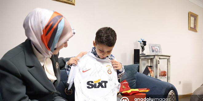 Bakan Göktaş'tan şehit oğluna doğum gününde imzalı forma sürprizi