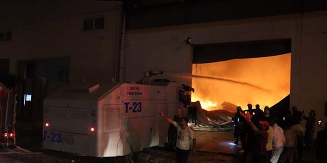 Adana'da sağlık ürünleri üretilen fabrikada çıkan yangın kontrol altına alındı