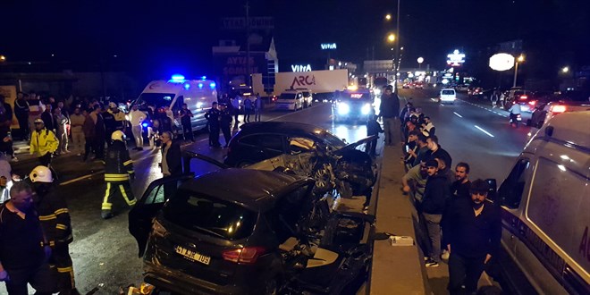 Kocaeli'de otomobille cipin çarpıştığı kazada 2 kişi öldü, 7 kişi yaralandı
