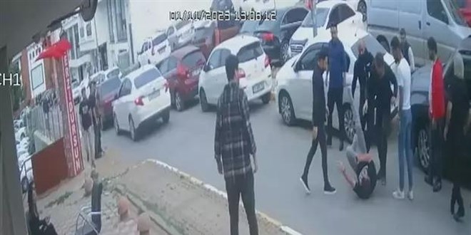 Çarptığı otomobil sürücüsünü arkadaşlarını çağırıp darbetti, silah çekti