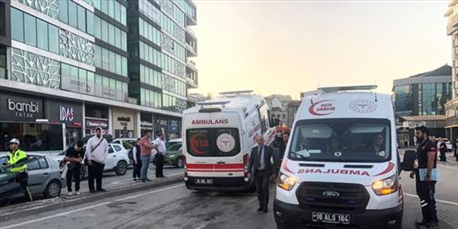 Bursa'da ambulansla otomobilin çarpıştığı kazada 2 kişi yaralandı