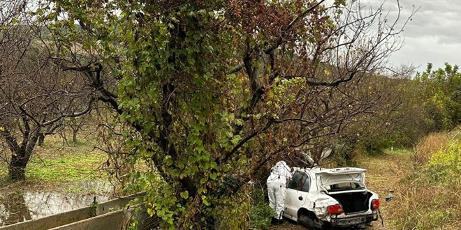 Bursa'da su kanalına çarpan otomobilin sürücüsü öldü