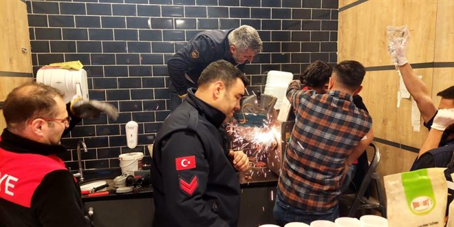 Kolunu kaptırdığı kıyma makinesiyle hastaneye kaldırıldı