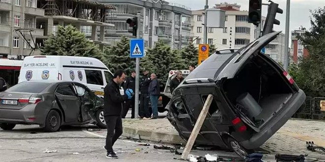 Hafif ticari araç ile otomobil çarpıştı, 2'si polis 4 kişi yaralandı