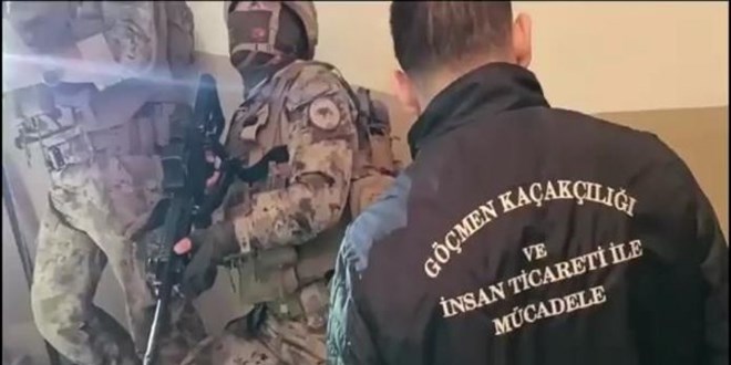 Suça karışan göçmenlerin parmak izi silindi iddiası: 4'ü polis 15 gözaltı