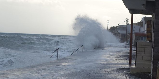 anakkale'de kuvvetli lodos limandaki 2 tekneyi batrd