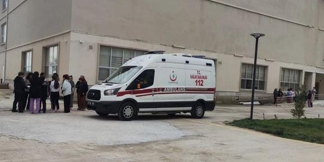 Yurttaki yemekten zehirlenen 90 öğrenci hastanelik oldu