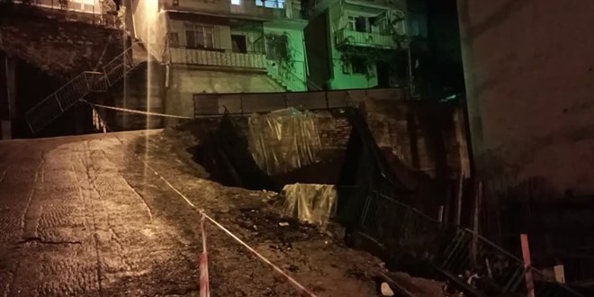 Kocaeli'de toprak kayması sonucu istinat duvarı yıkıldı