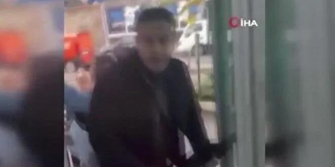 Öğretmene şemsiyeli saldırı