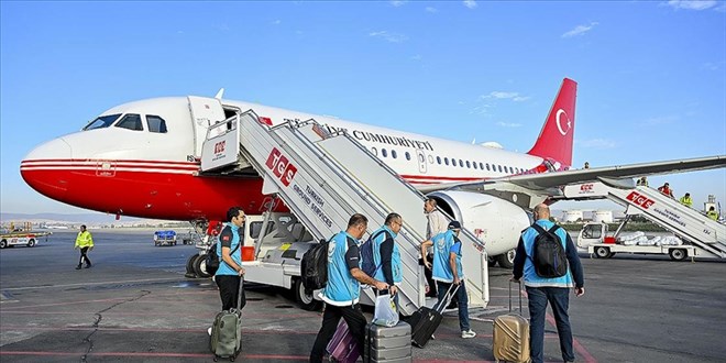 Gazze'ye sağlık personeli ve tıbbi malzeme taşıyan uçak Mısır'a indi