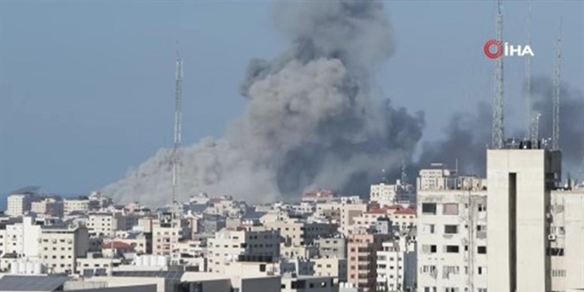 İsrail savaş uçakları ve topçuları Gazze Şeridi'nin orta ve kuzey kesimlerini bombaladı