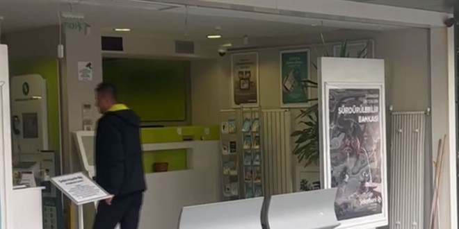 Ankara'da kontrolden çıkan otomobil banka şubesine girdi