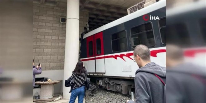 İzmir'de seyir halindeki metro raydan çıktı, duvara çarptı!