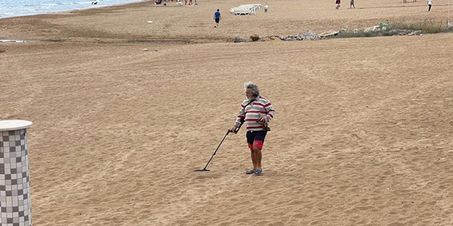 Turistlerin çekildiği plaj define avcılarına kaldı: Ne bulursak kar