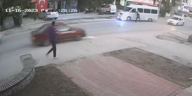 Trafik denetiminden kaçtı, araçta asılı kalan trafik polisi son anda kurtuldu