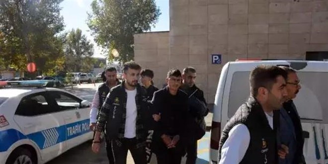 Depremde market yağmalamasına engel olanı öldürenler yakalandı