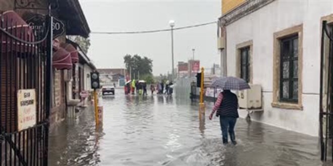İzmir'de şiddetli sağanak ve fırtına hayatı olumsuz etkiliyor