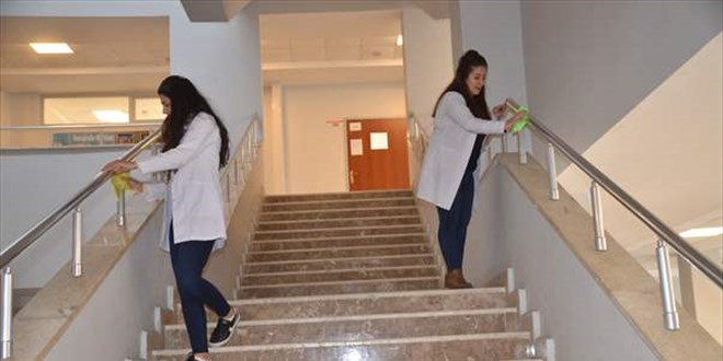 Ara tatili fırsat bilen öğretmenler, velilerle el ele vererek okulun bakımını yaptı