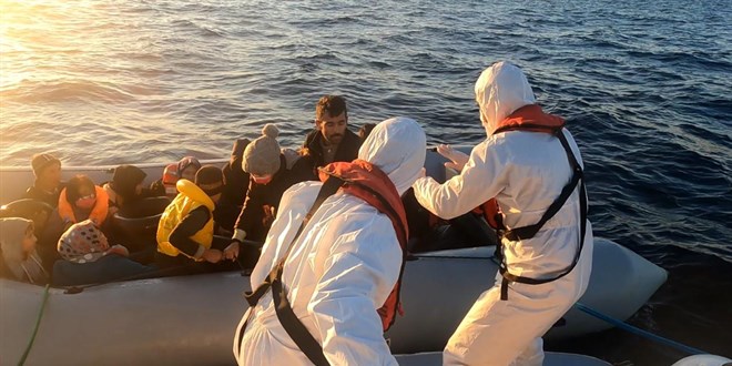 Çanakkale Ayvacık açıklarında 43 düzensiz göçmen yakalandı