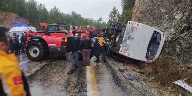 Bursa'da midibüsle otomobil çarpıştı: 1 ölü, 4 yaralı