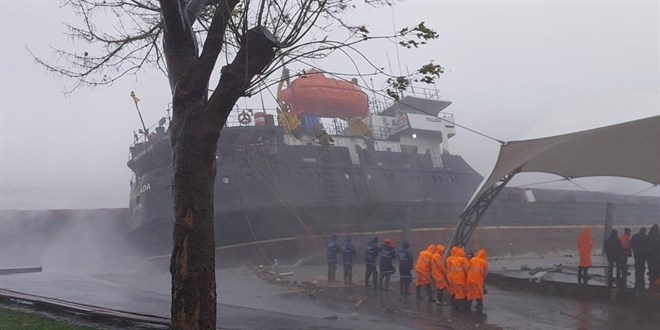 Zonguldak'ta kuru yük gemisi karaya oturdu: 13 mürettebat kurtarıldı