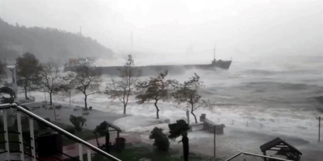 Zonguldak'ta dalgalar metrelerce yükseldi, yük gemisi karaya oturdu