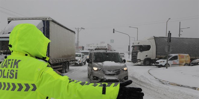 ankr-Bolu kara yolunun stanbul istikameti kar nedeniyle ulama kapand