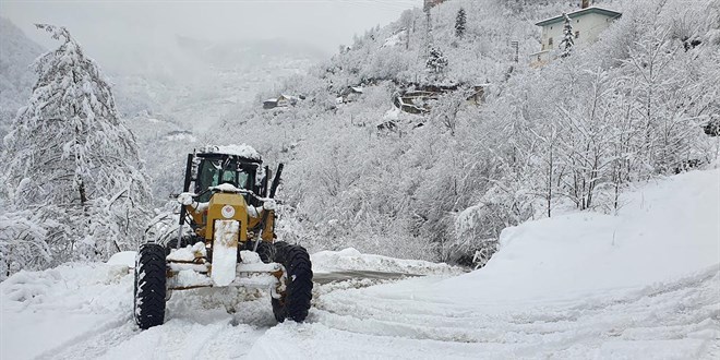 Erzurum-Tekman yolu kar ve tipi nedeniyle ulama kapatld