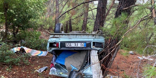 Otomobil 20 metreden aaya utu: 1 l 3 yaral