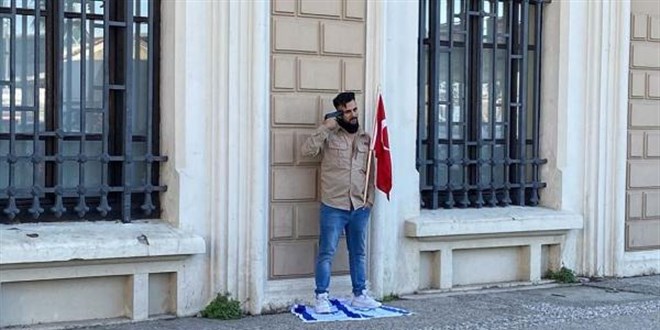 zmir'de bir kii kafasna silah dayayp srail'i protesto ediyor