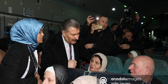 Sağlık Bakanı Koca, Gazzeli hastaları havaalanında karşıladı
