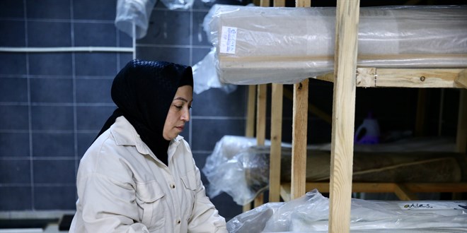 Vefat eden annesinin altınları yıkamaya verdiği halının içinden çıktı