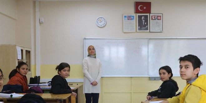 Depremde ailesini kaybeden Zeynep öğretmen öğrencileriyle hayata tutundu