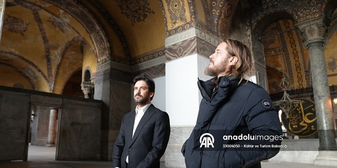 Aktör Travis Fimmel, Bakan Yardımcısı Batuhan Mumcu ile Ayasofya'yı gezdi