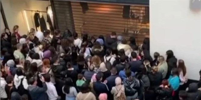 AVM'lerde efsane cuma yoğunluğu: İndirimli ürünleri kapıştılar