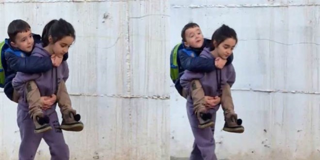 Sosyal medyada gündem olan fotoğraf: Kardeşinin ayakları çamur olmasın diye sırtında taşıdı