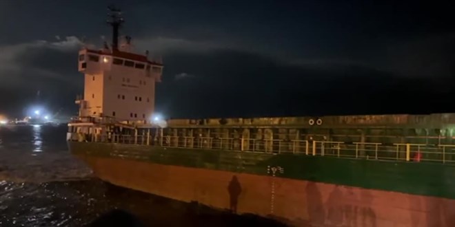 Kastamonu'da yük gemisi karaya oturdu