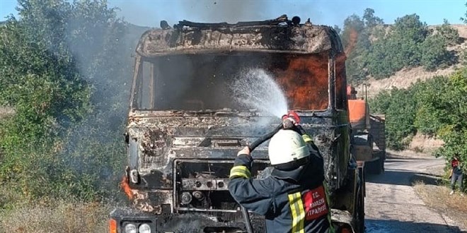 A�r�'da park halindeki iki t�r yand�