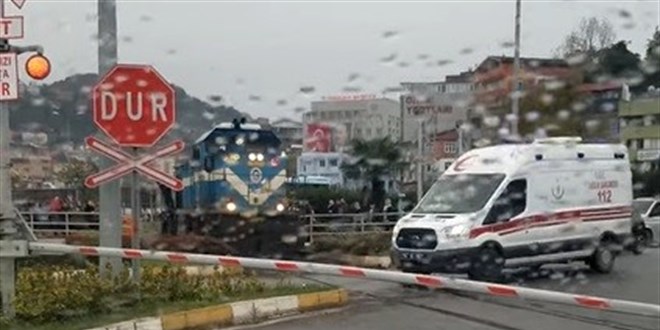 Makinist treni durdurup ambulansa yol verdi