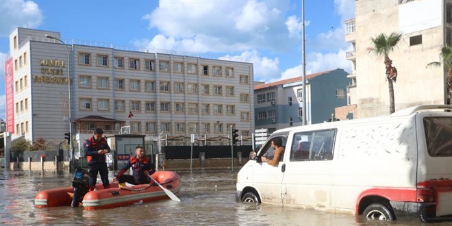 Suyun bir buçuk metreyi bulduğu kentte, AFAD vatandaşları botla kurtarıyor