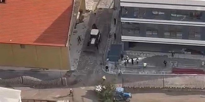 Kızgın kepçe operatörü işçileri iş makinesiyle kovaladı