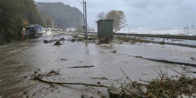 Dev dalgalar Karadeniz Sahil Yolu'nu yuttu